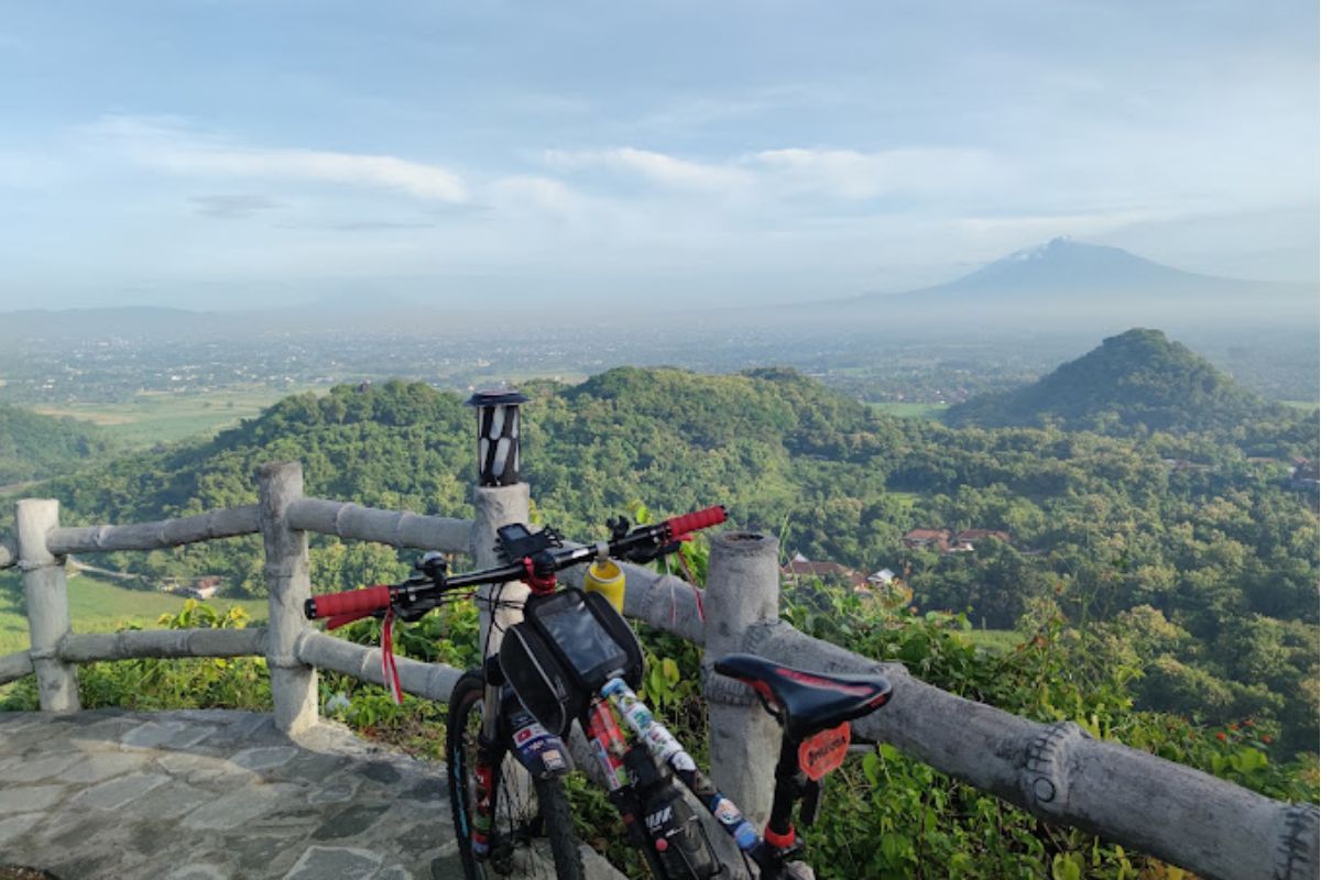 Menikmati pemandangan indah sambil berfoto.jpg