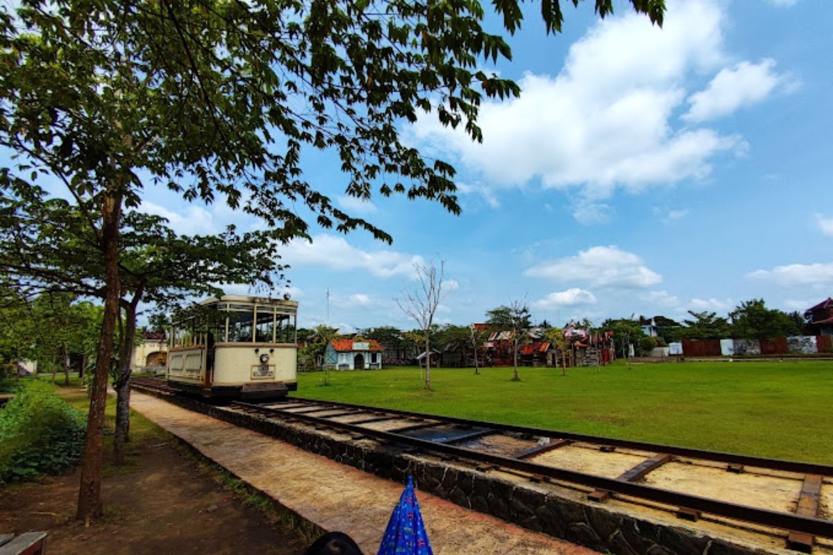 Menjelajahi tempat wisata sekitarnya.jpg