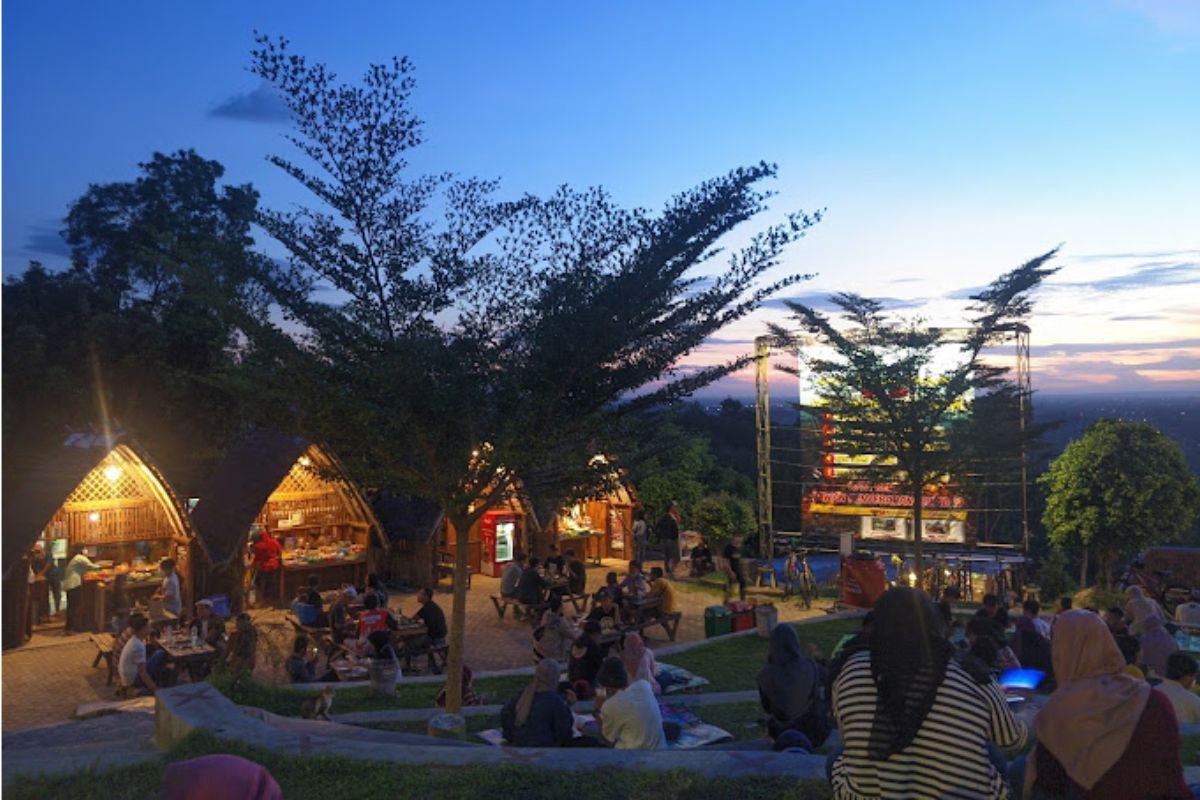 Menonton bersama pertandingan sepak bola.jpg