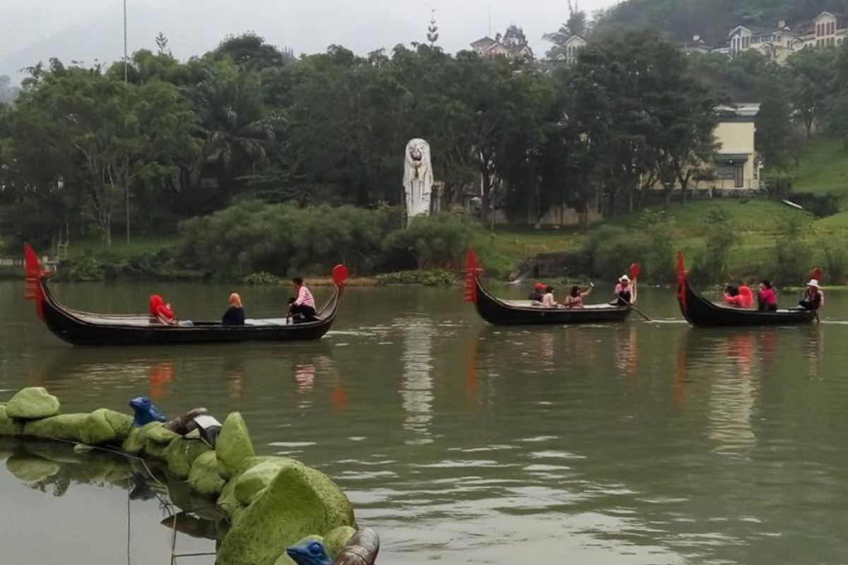 Menyusuri sungai menggunakan perahu.jpg