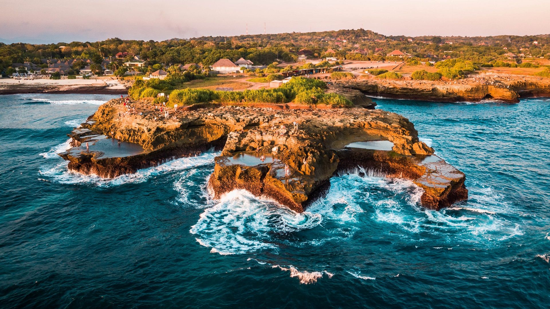 Nusa Lembongan Pantai.jpg
