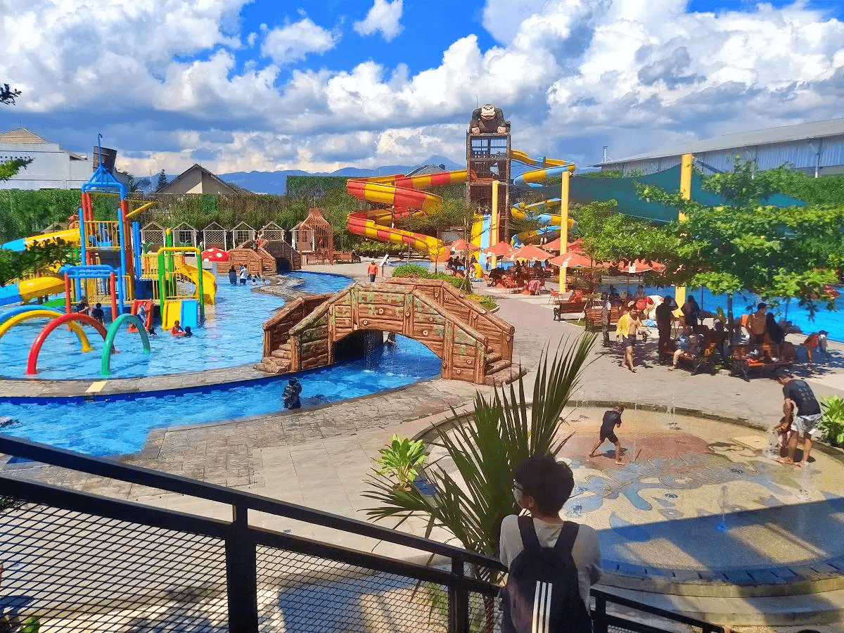 Panghegar Waterboom, Wahana Permainan Seru di Kota Kembang
