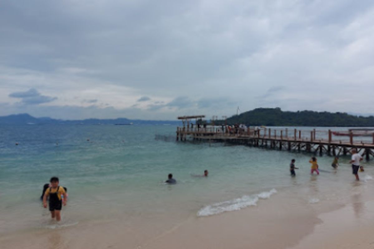 Panorama indah dengan air laut biru.jpg