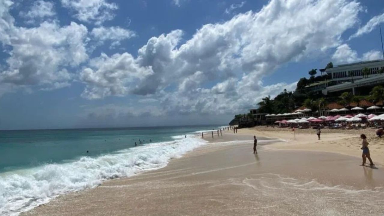 Pantai Dreamland Bali yang indah.jpg