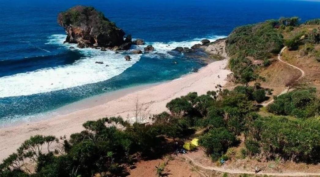 Pesona Pantai Jungwok, Eksotisme Ala Tanah Lot di Selatan Jawa