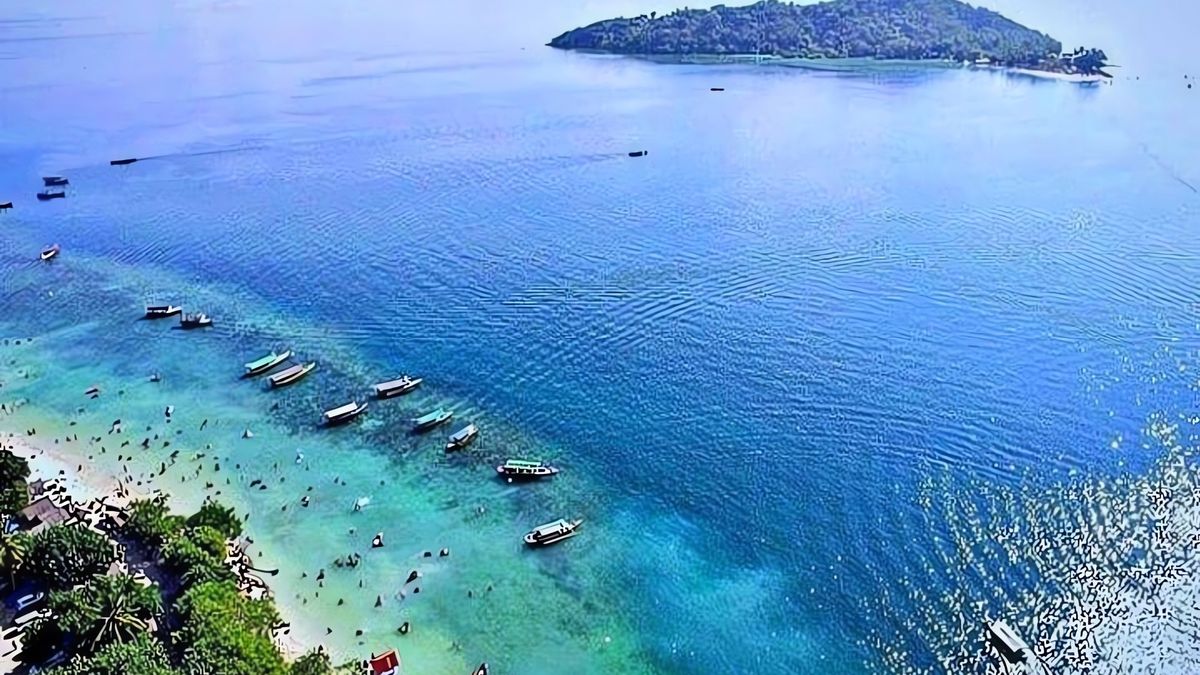 Mengenal Pantai Mutun yang Dilengkapi Waterboom dan Wahana Air