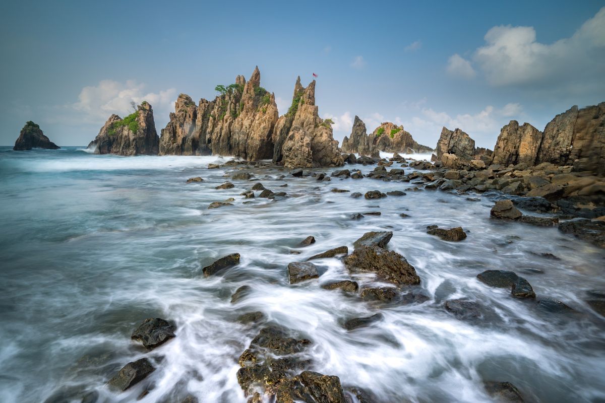 Daya Tarik Pantai Mutun dengan Pemandangan Eksotis