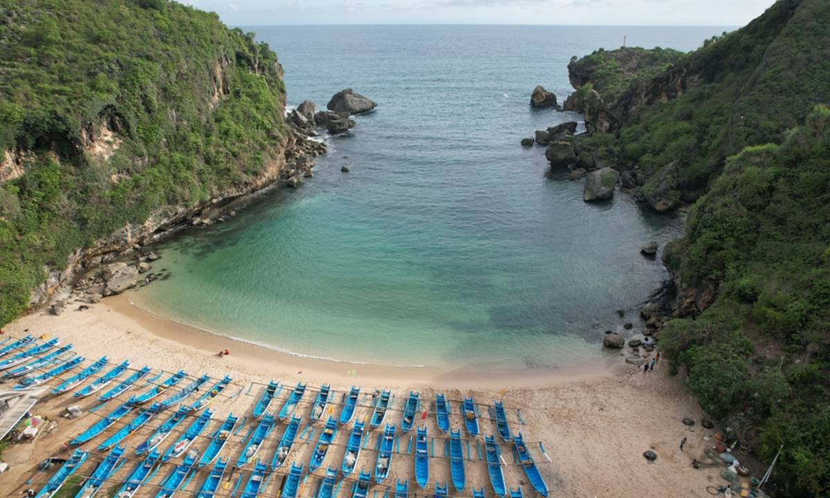 Pesona Pantai Ngrenehan, Menikmati Panorama Laut sambil Makan Seafood