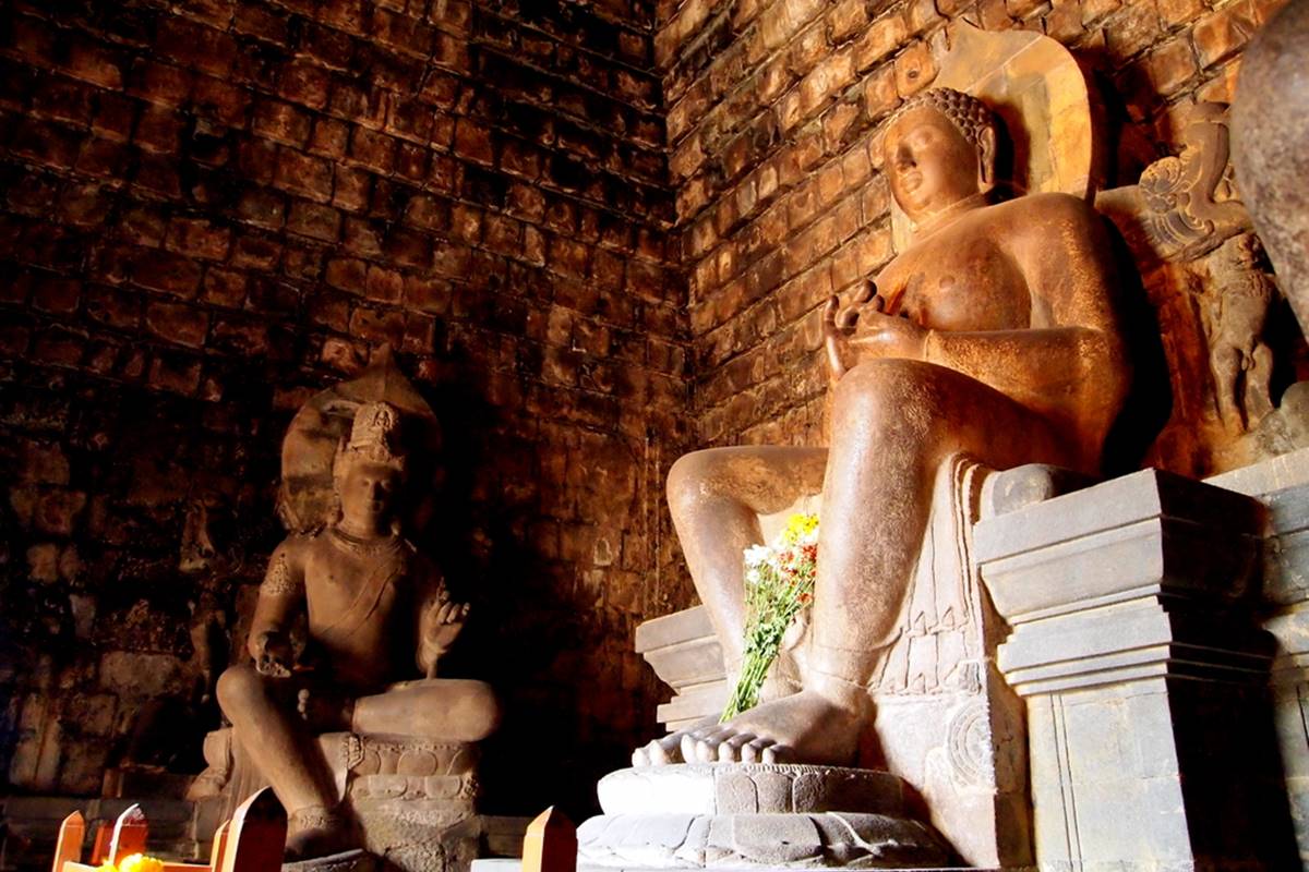Patung Buddha di Candi Mendut Magelang.jpg