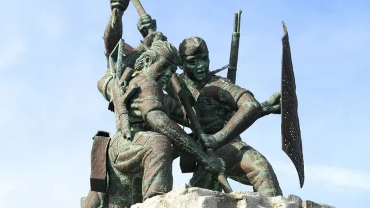 Patung di Pantai Monpera.jpg