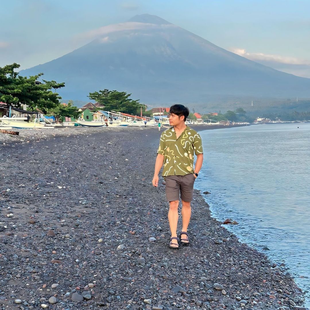 Pemandangan Gunung Batur di Pantai Amed.jpg