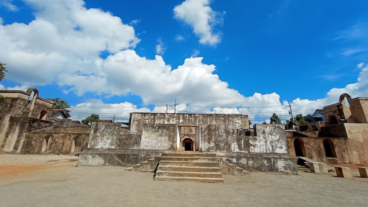 Pemandangan Situs Warungboto dari luar.jpg