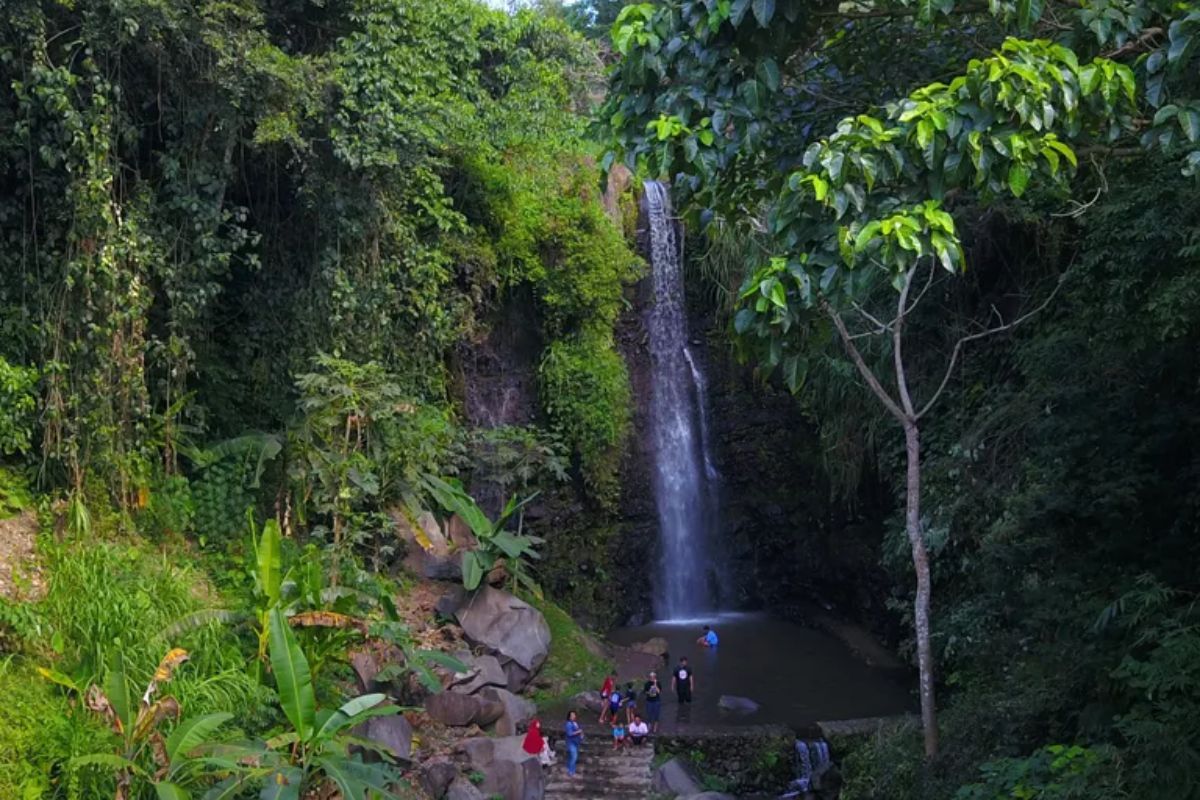 Pemandangan air terjun di Duyung Trawas Hill.jpg