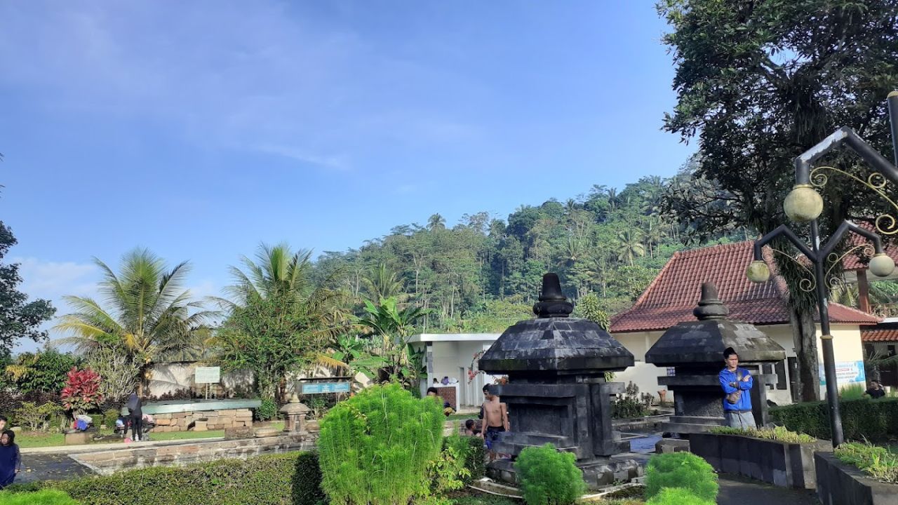 Pemandangan alam di Candi Umbul.jpg