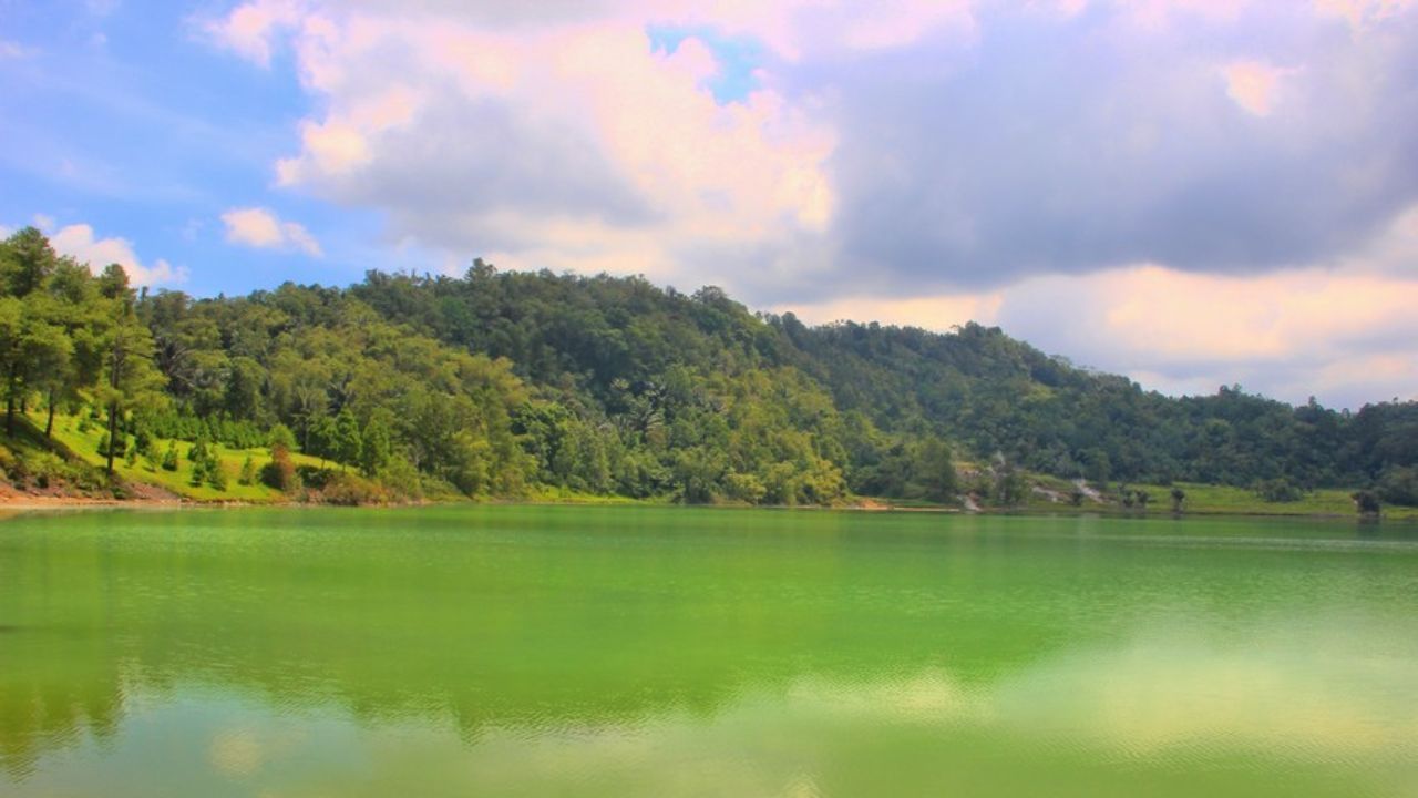 Mengenal Danau Linow Tomohon, Keindahan, Alamat & Tiket Masuk