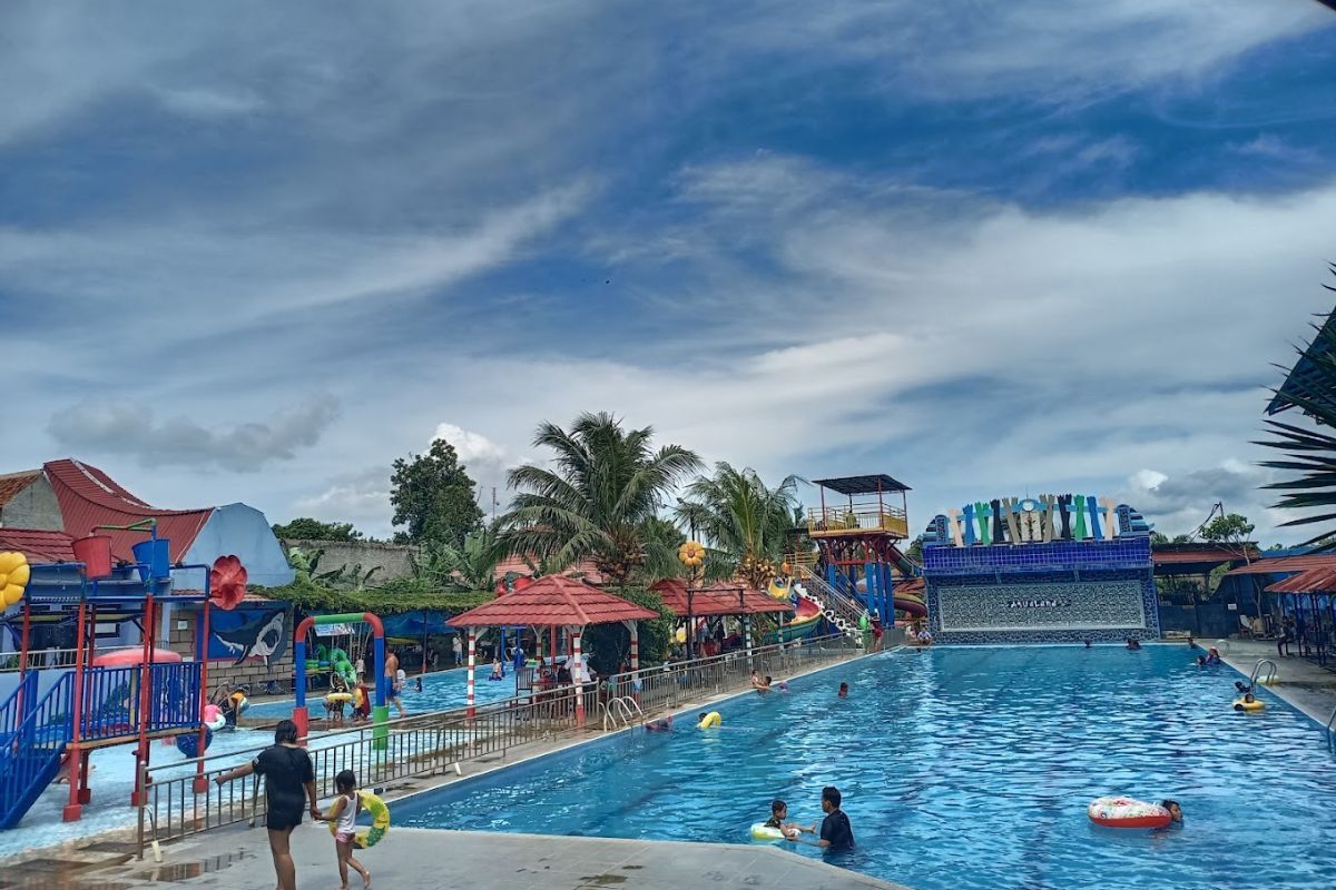 Pemandangan kolam renang di Aqualand Serang.jpg