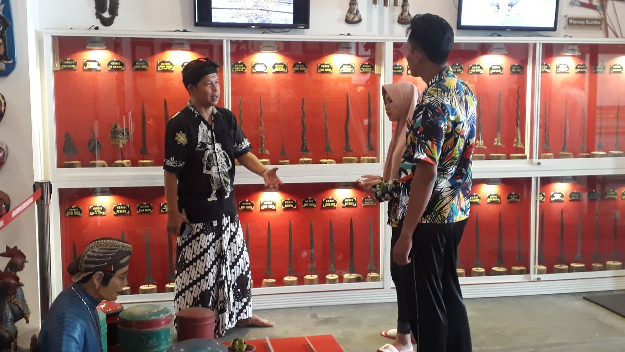 Pemandu wisata Museum Gubug Wayang Mojokerto.jpg