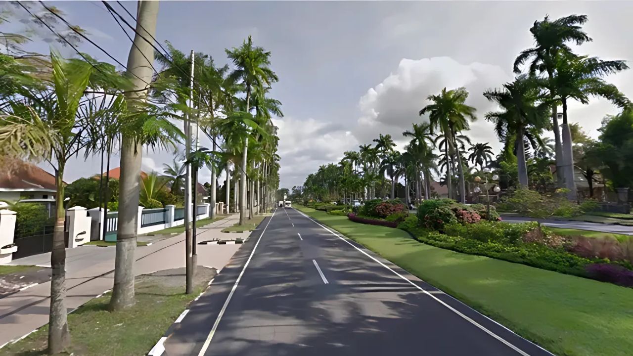 Penampakan jalan di Idjen Boulevard.jpg