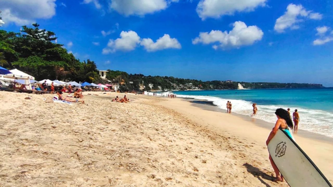 Peselancar di Pantai Dreamland.jpg