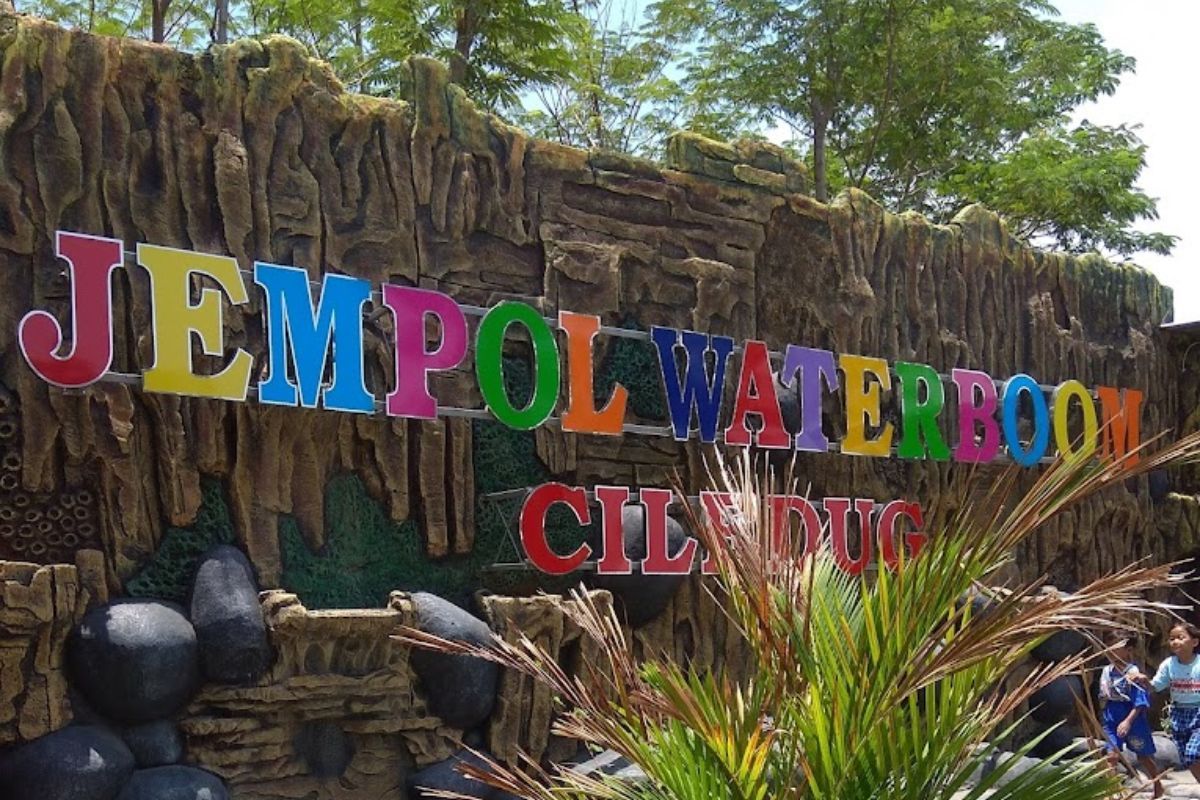 Plang tulisan Jempol Waterpark Cirebon.jpg