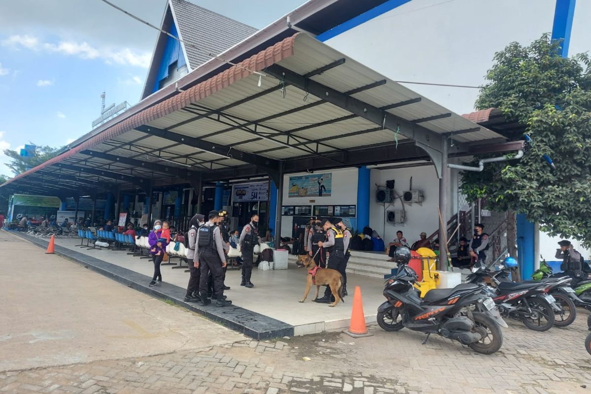 Polisi sedang mengecek fasilitas di Pelabuhan Dwikora Pontianak.jpg