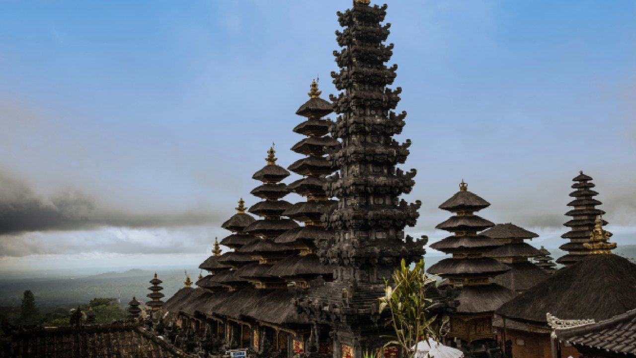 Ulasan Pura Besakih, Pusat Spiritual Bali di Lereng Gunung Agung
