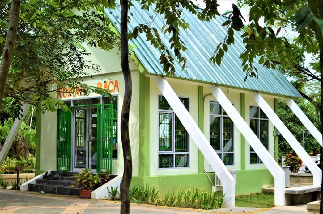 Rumah Baca di Taman Digulis.jpg
