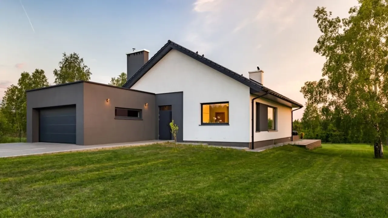 Rumah leter l yang atapnya memadukan model datar dan pelana.webp