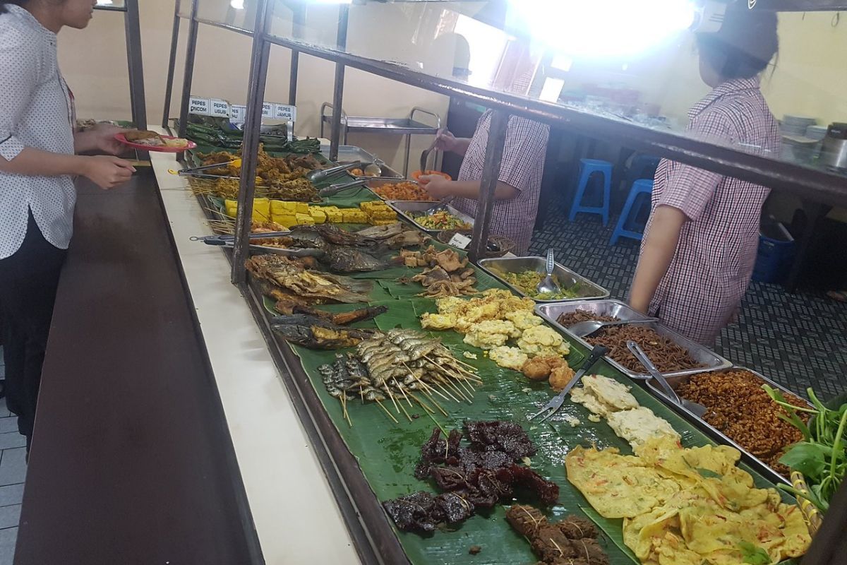 Sajian kuliner di Rumah Makan Ibu Bunut.jpg