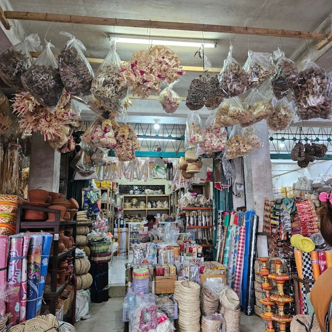 Salah satu kios di Pasar Desa Peliatan Ubud Gianyar.jpg