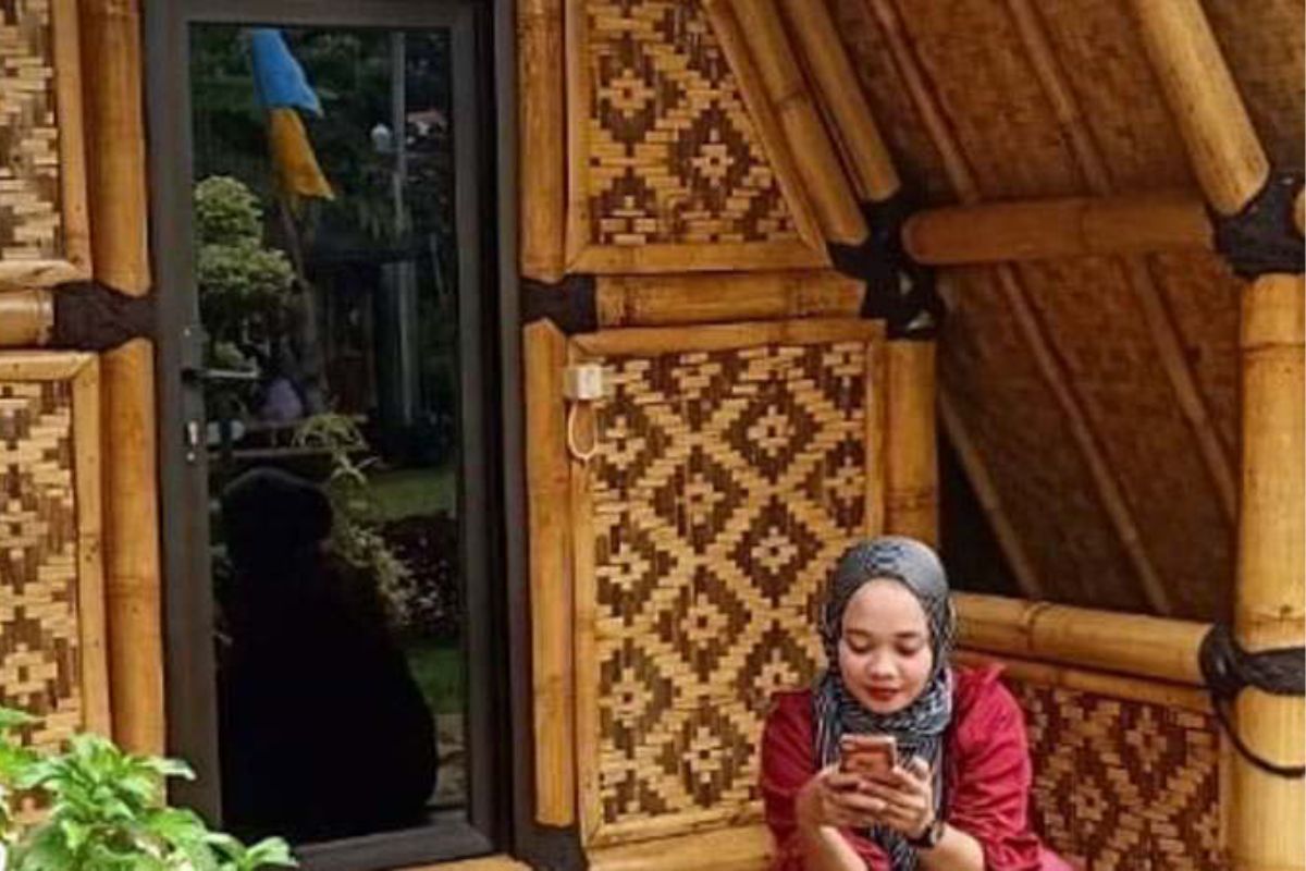 Saung di Taman Herbal Insani.jpg