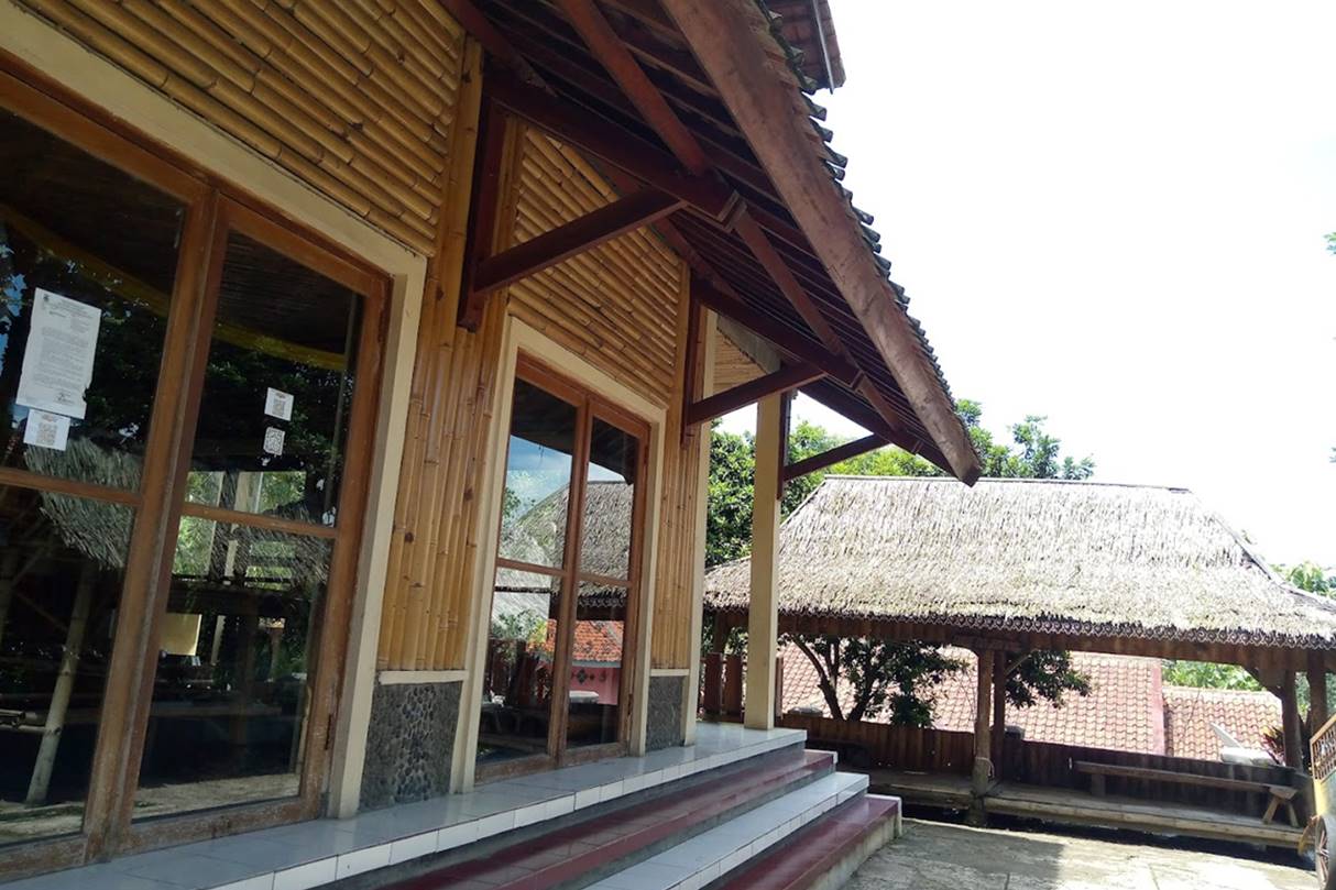 Sejarah Kampung Adat Cireundeu.jpg