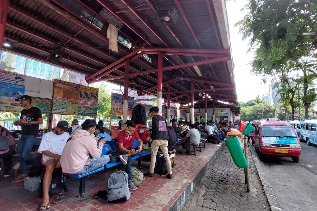 Sejumlah penumpang di Terminal Grogol.jpg