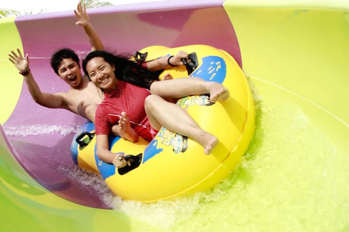 Selucuran di The Raft Amanzi Waterpark.jpg