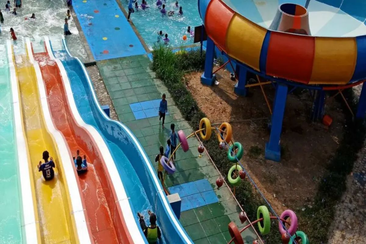 Seluncuran di Jempol Waterpark Cireboon.jpg