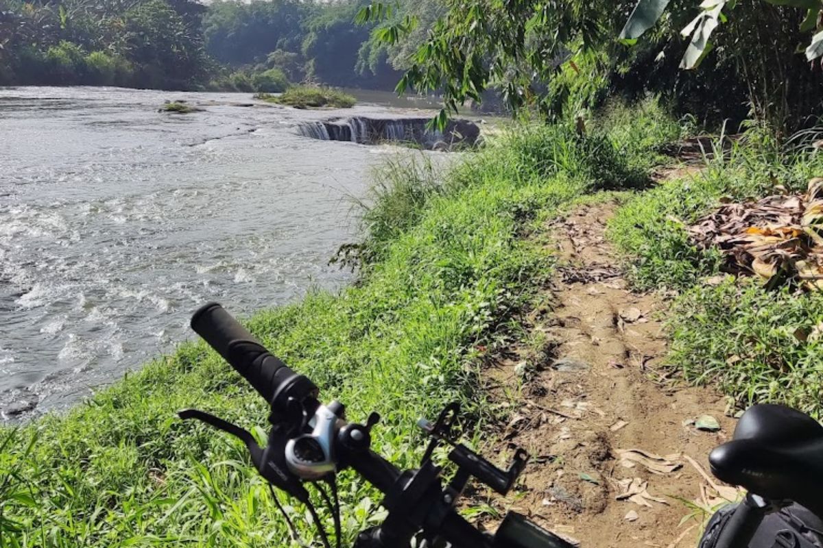 Sepeda di Curug Parigi.jpg