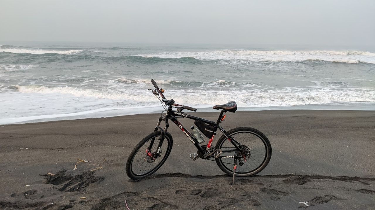 Sepeda di pinggir Pantai Dewaruci Bantul.jpg