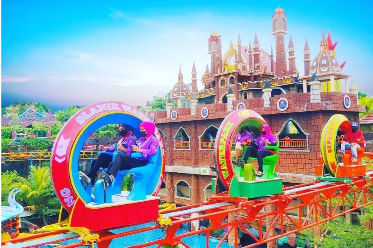 Sepeda layang di Slanik Waterpark.jpg