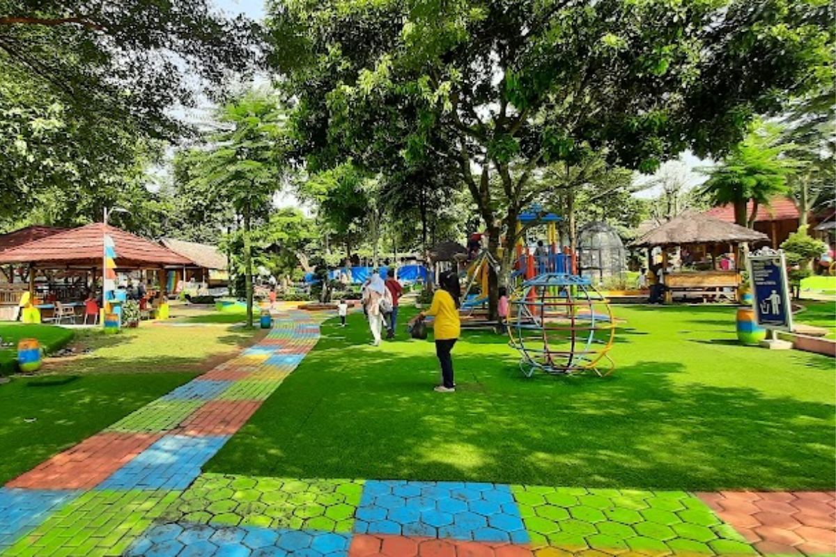 Taman bermain anak di Taman Herbal Insani.jpg