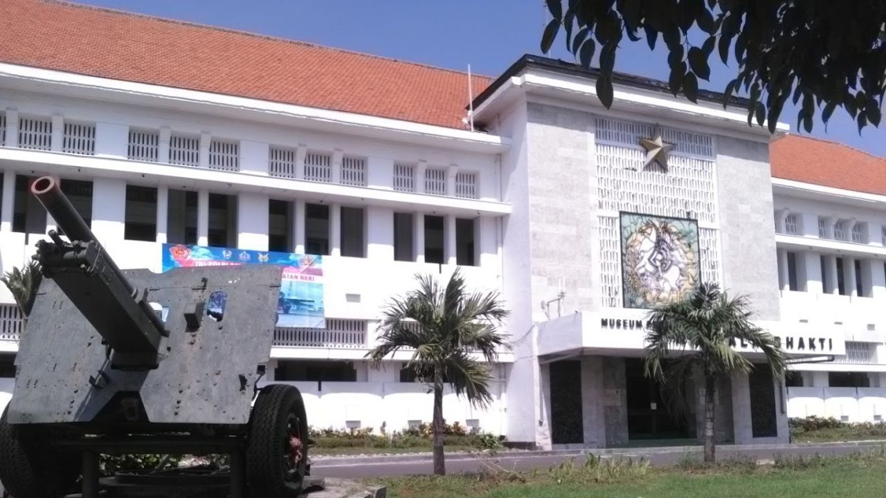 Tampak depan Museum Mandala Bhakti.jpg