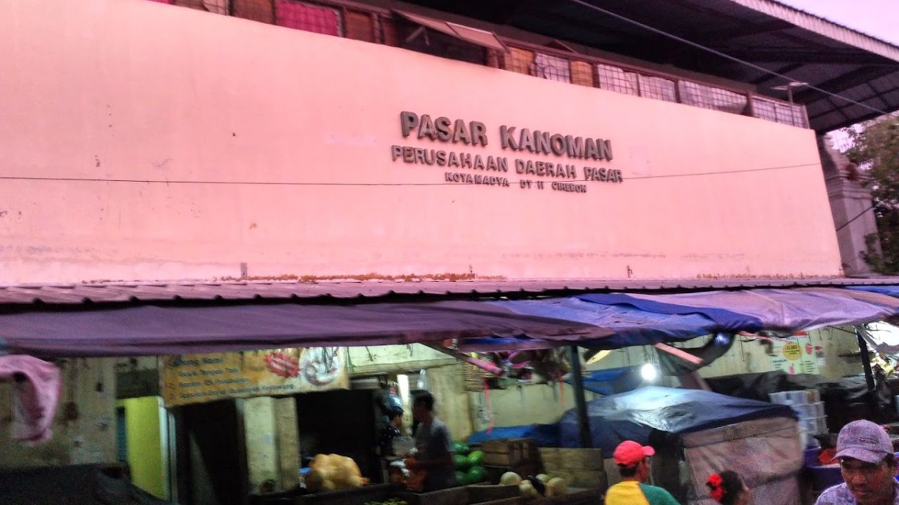 Tampak depan Pasar Kanoman Cirebon.jpg