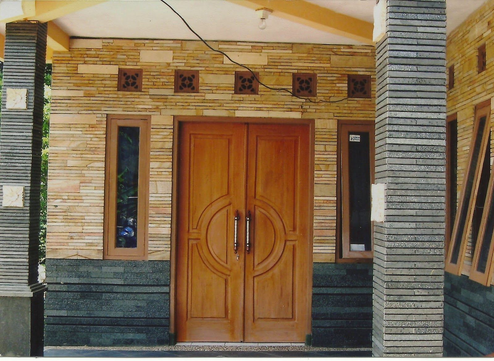 Tampilan fasad rumah dinding keramik.jpg