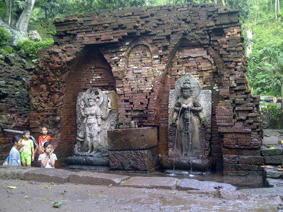 Terdapat Candi di Jalur Pendakian.jpg