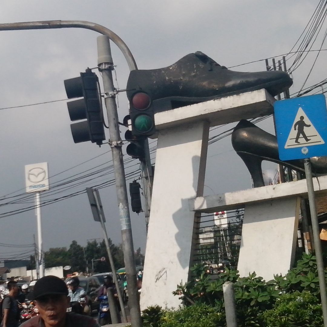 Tugu sepatu di Cibaduyut.jpg