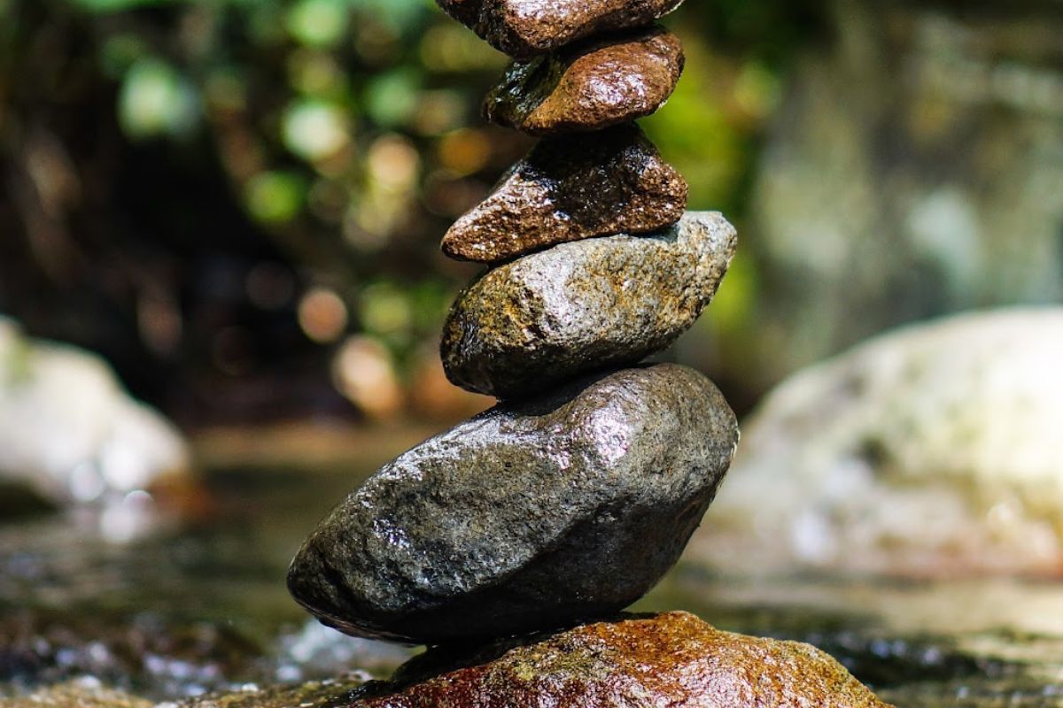 Tumpukan batu yang disusun oleh wisatawan di Curug Lawe.jpg