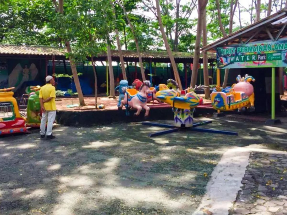 Wahana permainan anak di Waterpark Ciperna.jpg