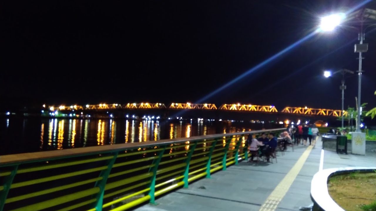 Waterfront Pontianak pada malam hari.jpg
