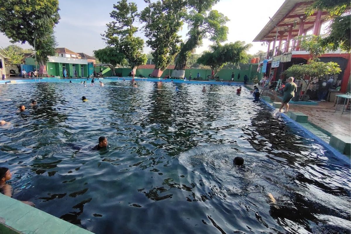 Wisatawan berenang di Umbul Jolotundo.jpg