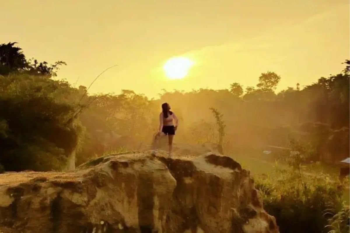 Wisatawan berpose di Tebing Koja.jpg