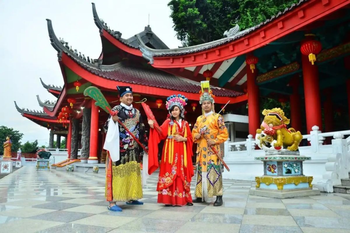 Wisatawan berpose di depan Klenteng Sam Poo Kong.jpg